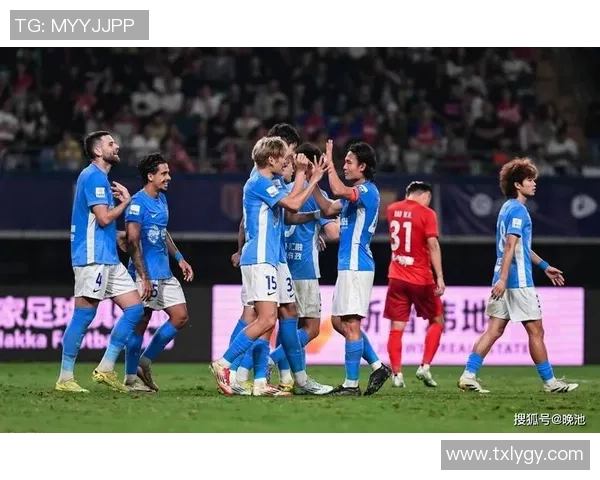 足球球星赛场突发脚抽筋坚持拼搏展现顽强斗志感动全场观众